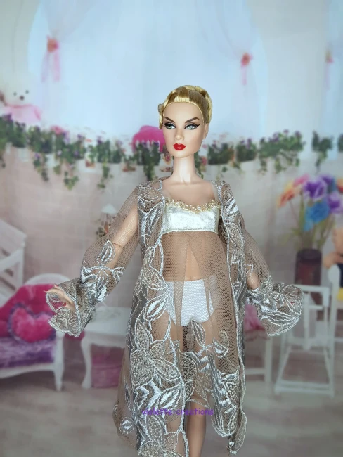 Tenue de nuit luxe pour poupée type Barbie, ensemble champagne et or avec déshabillé brodé et perles.