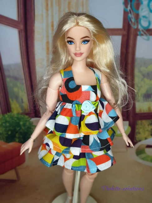 robe-ete-coton-poupee-barbie-curvy-violette-creations (3) Robe d'été en coton à volants pour poupée mannequin type Barbie Curvy, création artisanale par Violette-Créations.