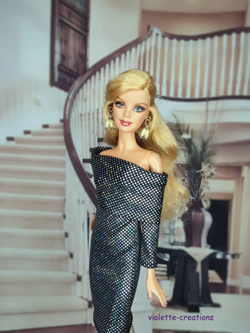 Robe fourreau argentée scintillante pour poupée mannequin avec reflets holographiques sur fond noir