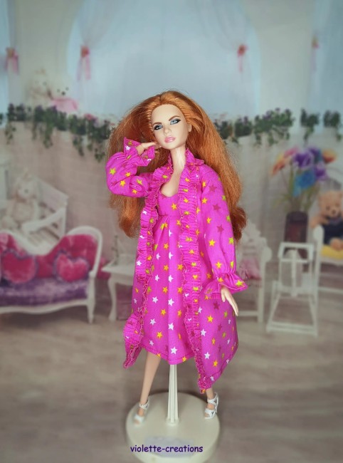 Pyjama étoilé rose en coton pour poupée Barbie avec nuisette et déshabillé – création artisanale