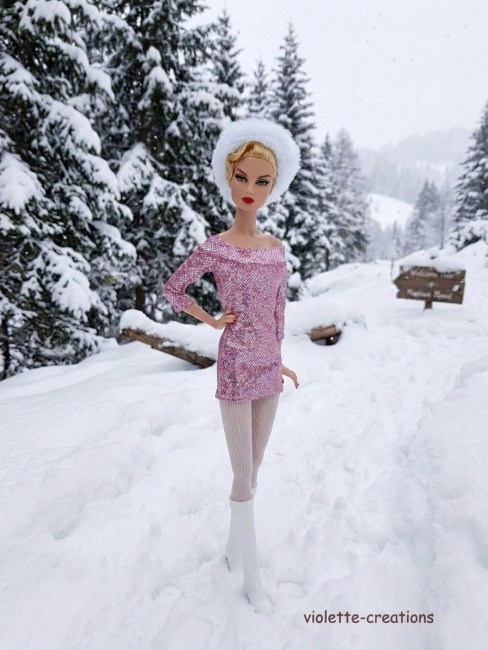Poupée Barbie en tenue d'hiver chic avec manteau en fausse fourrure et robe scintillante rose