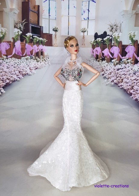 Robe de Mariée Luxe pour Poupée Integrity Toy, Fashion Royalty, - Violette-créations Poupée Integrity Toys Fashion Royalty portant une robe de mariée sirène blanche à sequins avec voile, bijoux et bouquet, création artisanale Violette-Créations