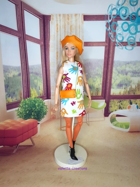 Tenue complète pour poupée type Barbie avec robe blanche motifs mains colorées, béret orange et collants résille