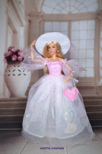 Robe de princesse rose et blanche pour poupée  Barbie. Tulle scintillant, sac cœur inclus. Disponible : robe seule, chapeau seul ou ensemble complet.