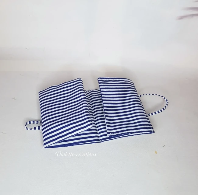 Sac de plage transat 2-en-1 à rayures marines pour poupée mannequin type Barbie (4) Le sac de plage convertible pour poupée mannequin se déplie pour former un tapis de plage matelassé à rayures, vue à plat.