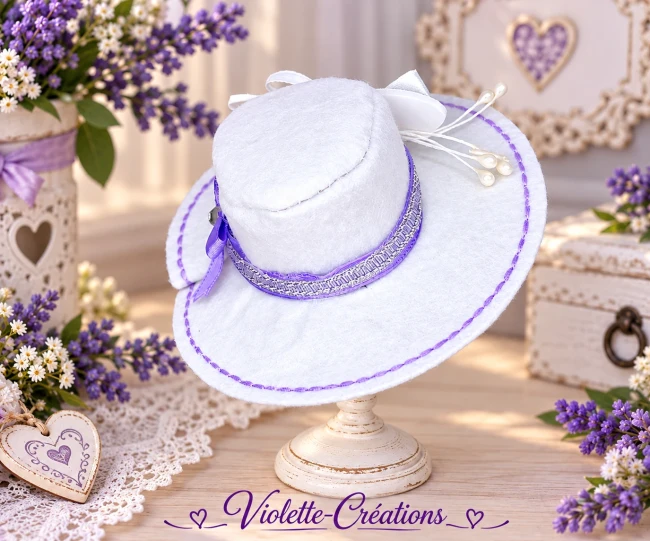 Chapeau Capeline en Feutrine Blanche avec Fleurs en Forme de Rose et Paillettes pour Poupée Barbie, Fashion Royalty Chapeau capeline en feutrine blanche orné de fleurs en forme de rose et de paillettes, conçu pour les poupées Barbie et Fashion Royalty