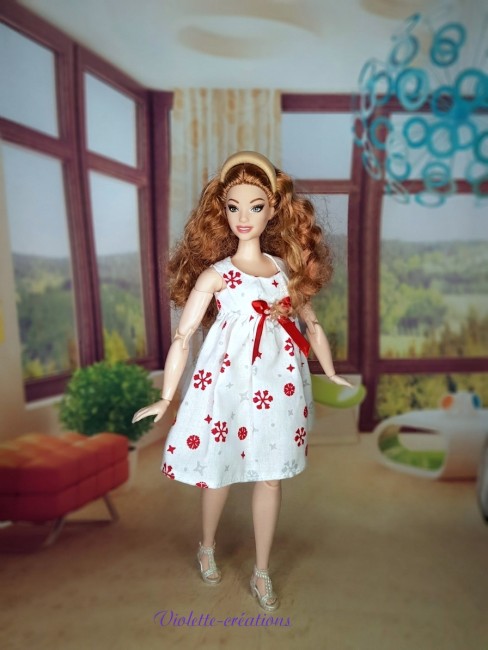 robe-blanche-flocons-rouges-barbie-curvy (2) Robe en coton blanc à motifs flocons de neige rouges avec nœud en satin pour poupée Barbie Curvy, création artisanale Violette-Créations.