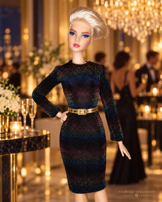Robe de soirée scintillante pour Barbie – Jersey pailleté et ceinture dorée Robe de soirée scintillante pour poupée Barbie en jersey pailleté multicolore avec ceinture dorée.