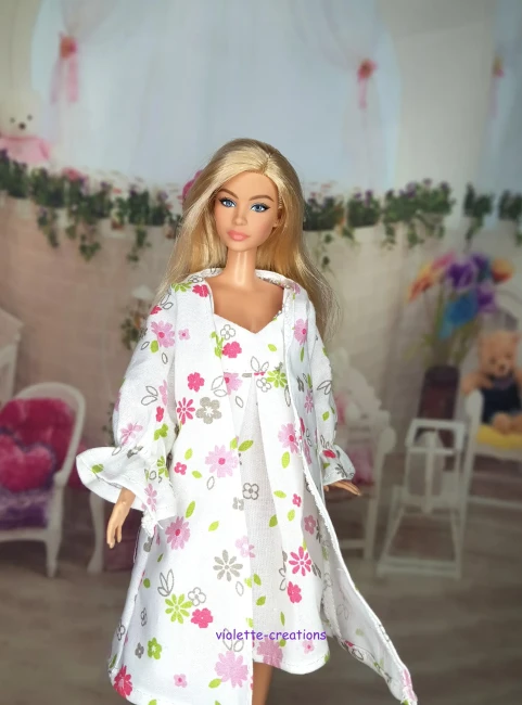 Vêtement fait main pour poupée mannequin : ensemble de nuit comprenant une nuisette blanche à fleurs roses et un peignoir assorti.