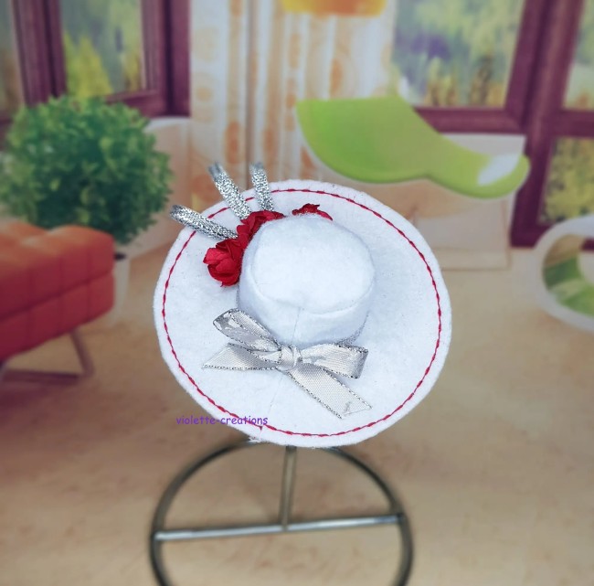 Chapeau Blanc, Roses Rouges et Argent Poupée Barbie | violette-creations Capeline blanche pour poupée Barbie avec roses rouges, surpiqûres rouges et nœuds argentés
