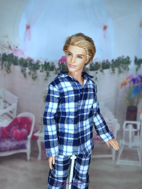 Pyjama en flanelle de coton à carreaux bleu et blanc porté par poupée Ken, création artisanale Violette Créations