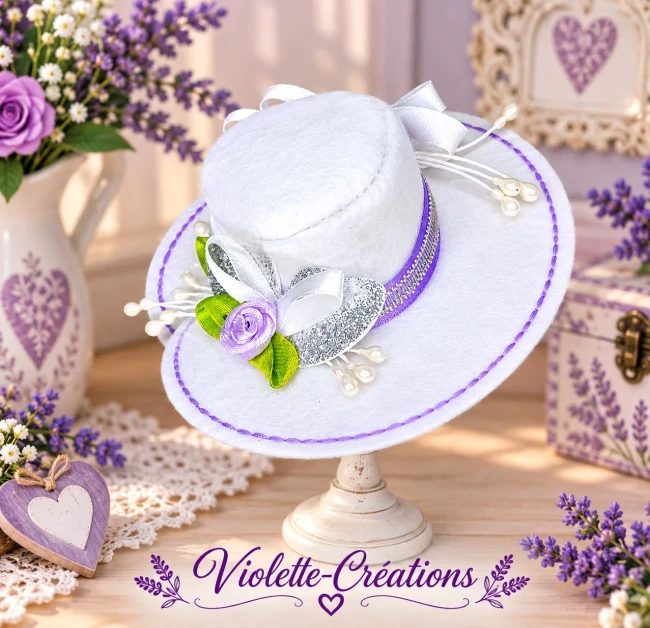 Chapeau Capeline en Feutrine Blanche avec Fleurs en Forme de Rose et Paillettes pour Poupée Barbie, Fashion Royalty Chapeau capeline en feutrine blanche orné de fleurs en forme de rose et de paillettes, conçu pour les poupées Barbie et Fashion Royalty