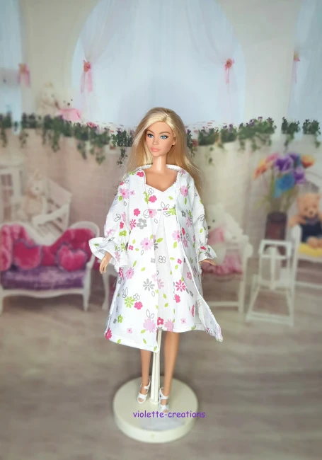 Vêtement fait main pour poupée mannequin : ensemble de nuit comprenant une nuisette blanche à fleurs roses et un peignoir assorti.
