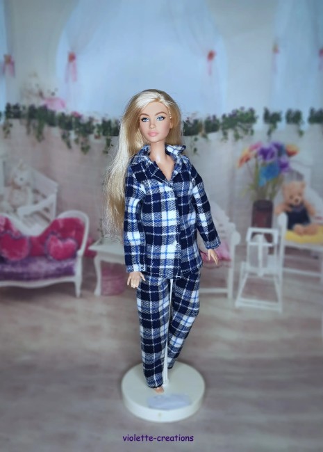 Pyjama en flanelle de coton bleu à carreaux porté par poupée Barbie, création artisanale Violette Créations