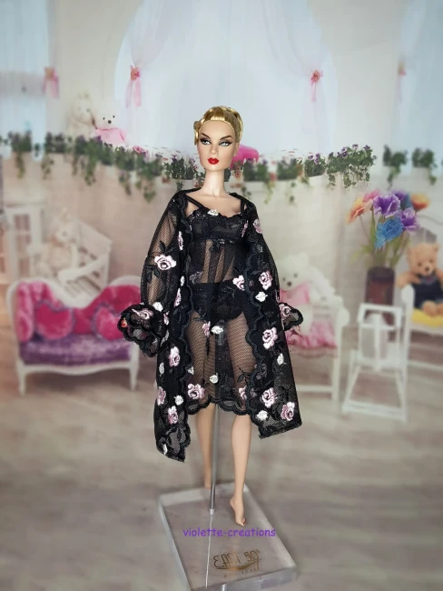 Tenue de nuit pour poupée type Barbie : robe de chambre longue en tulle noir avec broderies fleurs roses.