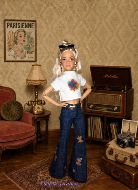 Tenue complète vintage chic pour poupée Barbie 29 cm – Création artisanale Tenue complète pour poupée Barbie: pantalon pattes d’eph, t-shirt blanc, manteau fausse fourrure et maillot de bain doré.