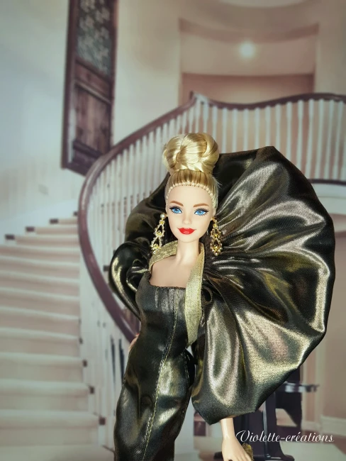Poupée type Barbie portant une robe de soirée glamour en satin lamé or style haute couture