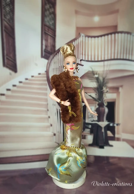 Robe sirène glamour pour poupée Barbie – Violette-créations Poupée type Barbie portant une robe sirène satinée brodée avec étole en fausse fourrure brune