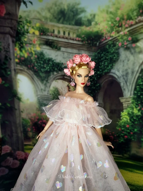 Robe de princesse rose saumon en tulle à cœurs et serre-tête fleuri sur poupée type Barbie
