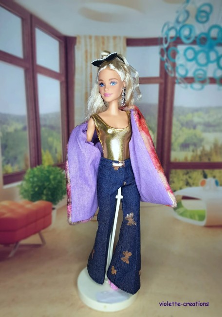 Tenue complète pour poupée Barbie: pantalon pattes d’eph, t-shirt blanc, manteau fausse fourrure et maillot de bain doré.