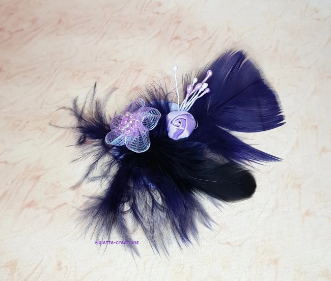 Chapeau bibi artisanal violet et noir avec plumes et perles pour poupée de collection type Barbie.