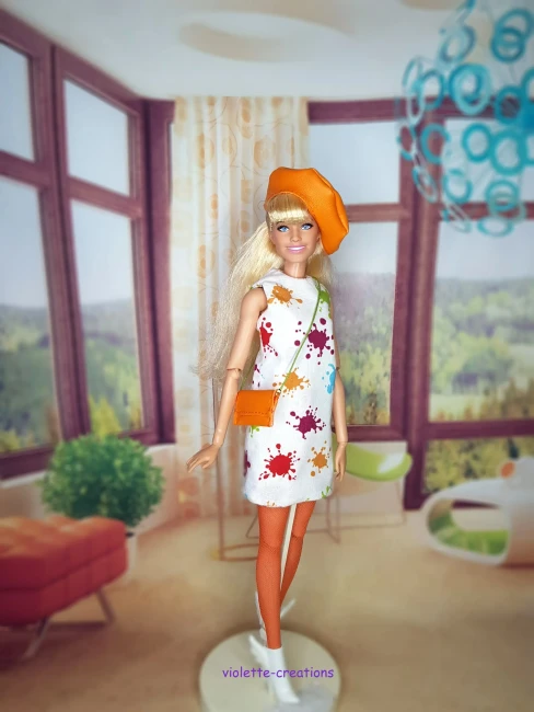 Tenue poupée barbie robe blanche motifs éclaboussures de peinture multicolores avec béret orange