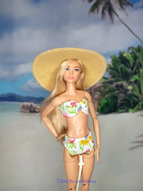 Ensemble de Plage Romantique pour PoupĂ©e Mannequin type Barbie Ensemble de plage pour poupĂ©e mannequin type barbie : maillot coton fleuri, veste dentelle et accessoire de tĂȘte en feutrine - Violette-crĂ©ations