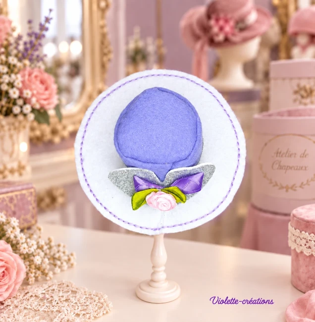 Chapeau Capeline en Feutrine Bicolore avec Roses et Paillettes pour Poupée Barbie, Fashion Royalty Chapeau capeline en feutrine blanche et violette avec roses, paillettes et ruban pour poupées Barbie et Fashion Royalty