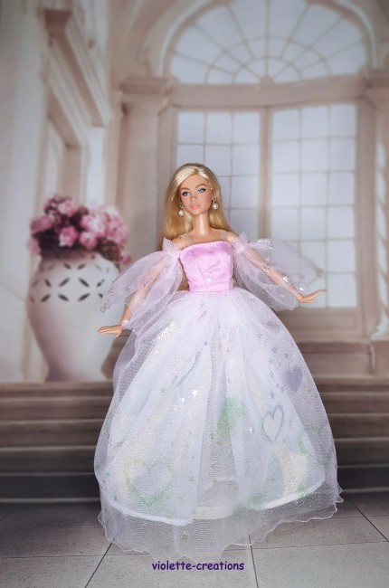 Robe de princesse rose et blanche pour poupée  Barbie. Tulle scintillant, sac cœur inclus. Disponible : robe seule, chapeau seul ou ensemble complet.