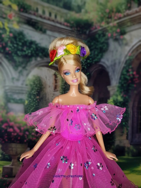 Robe de princesse fuchsia scintillante avec serre-tête fleurs multicolores pour poupée type Barbie