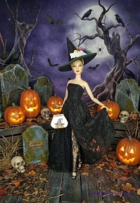 Poupée Barbie Halloween élégante avec robe en dentelle noire et chapeau pailleté Poupée Barbie Halloween en robe longue en dentelle noire avec bustier en faux daim, chapeau pailleté noir orné d'un fantôme blanc scintillant et plume multicolore