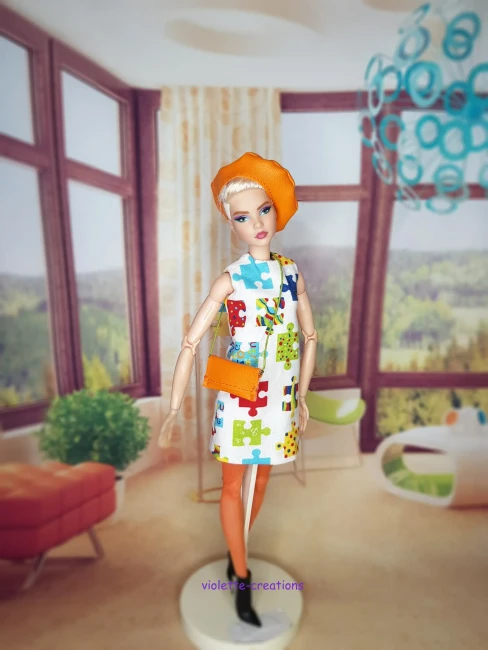 Tenue poupée mannequin robe blanche motif pièces de puzzle colorées avec béret orange