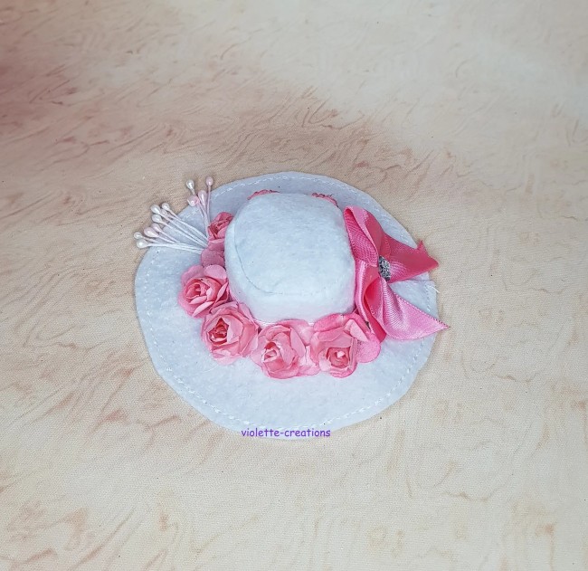 Chapeau Capeline Blanc et Rose pour Poupée Barbie | violette-creations Chapeau blanc miniature pour poupée barbie avec roses roses, nœud en satin rose et perles.