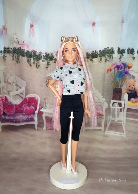 Pyjama pour Poupée Barbie : Haut Tee-shirt Gris avec Petits Cœurs Rose Noir et Pantacourt Noir près du Corps