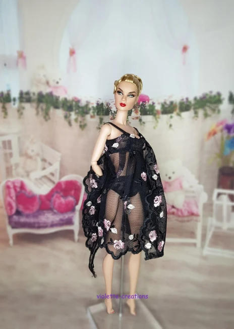 Tenue de nuit pour poupée type Barbie : robe de chambre longue en tulle noir avec broderies fleurs roses.