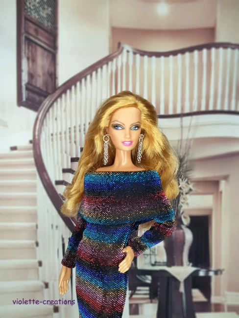 Poupée mannequin portant une robe de soirée fourreau à rayures horizontales multicolores et paillettes