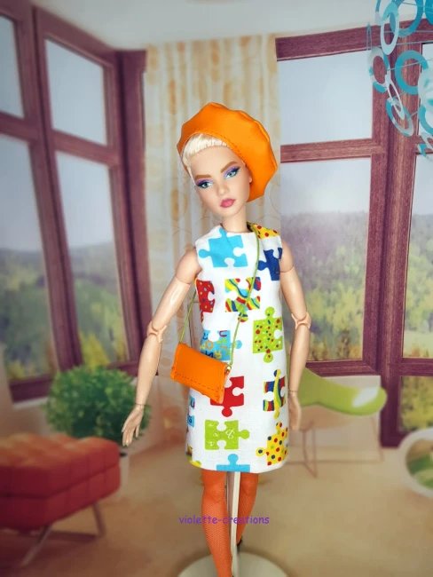 Tenue poupée mannequin robe blanche motif pièces de puzzle colorées avec béret orange