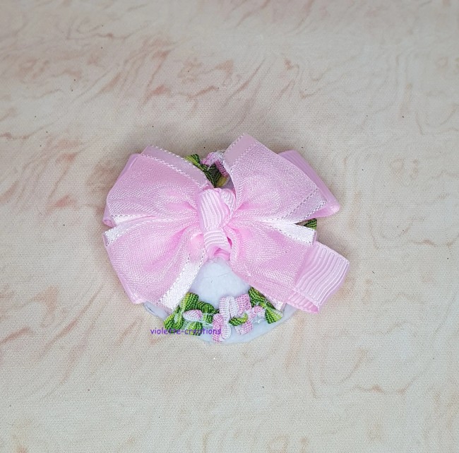 Chapeau bibi blanc pour poupée type barbie avec grand nœud rose en satin et broderies florales.