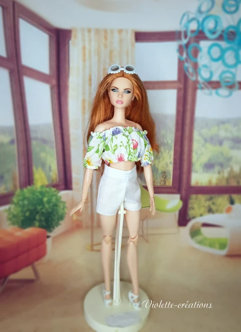 Ensemble d'été fait main en coton pour poupée type Barbie avec top bardot fleuri et short blanc