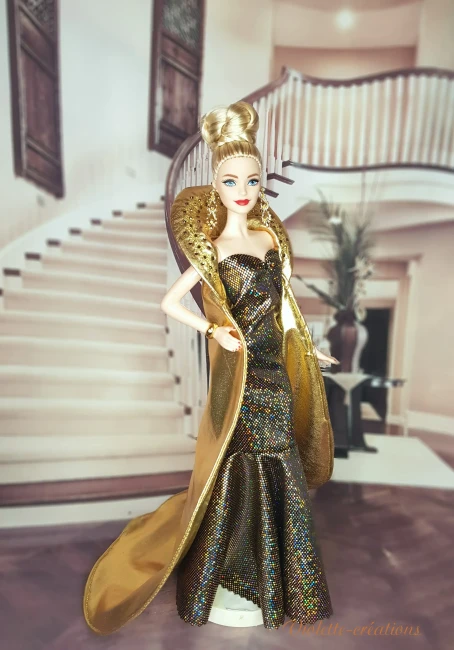 Robe Sirène et Cape Or pour Poupée Barbie| Violette-Créations Robe sirène holographique et cape dorée à grand col pour poupée Barbie, création artisanale Violette-Créations