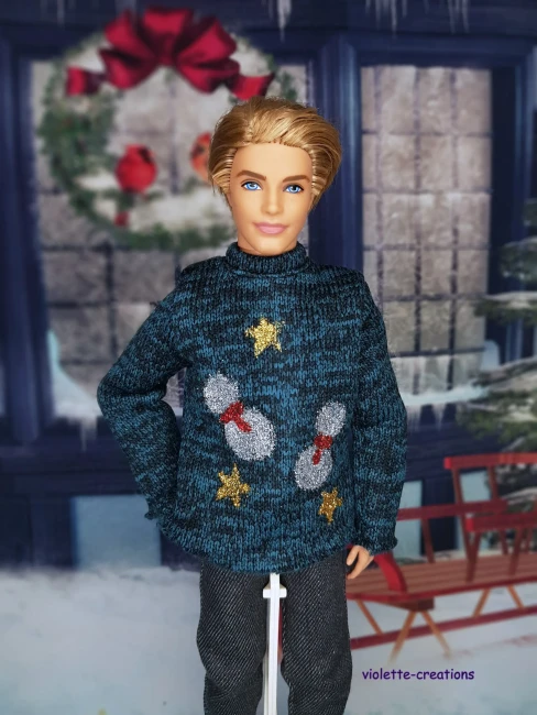 Pull de Noël bleu en coton pour poupée Ken, motifs bonhommes de neige et étoiles dorées, création artisanale Violette-Creations