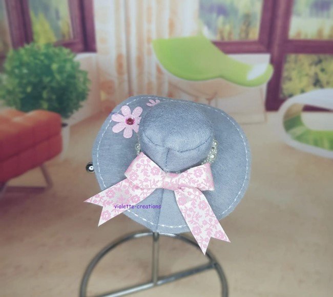 chapeau feutrine gris fleurs roses pour poupée Barbie