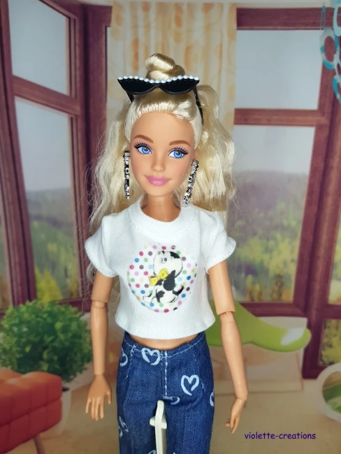 Tenue d'été rétro pour poupée mannequin 29 cm –jean patte d’eph & t-shirt imprimé (2) Tenue vintage pour poupée mannequin 29 cm type Barbie. pantalon rétrot-shirt imprimé. Créations artisanales.