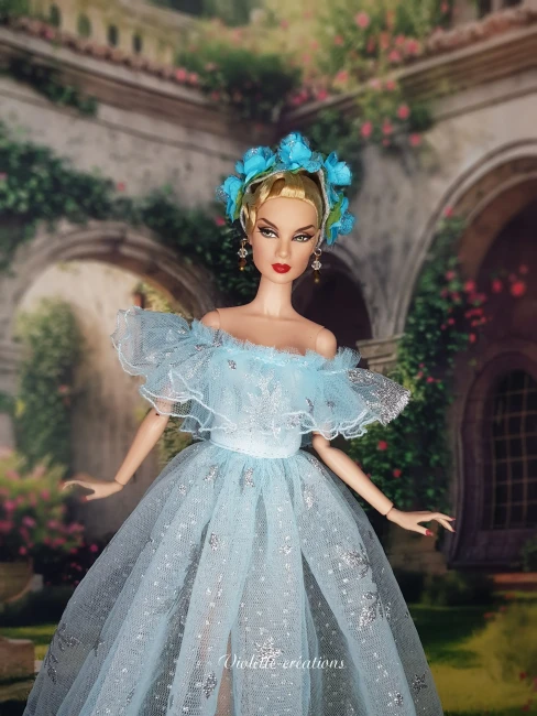 Robe-de-princesse-pour-poupee-type-barbie (3) Robe féerique d'hiver bleu et argent pour poupée type Barbie avec coiffe fleurie