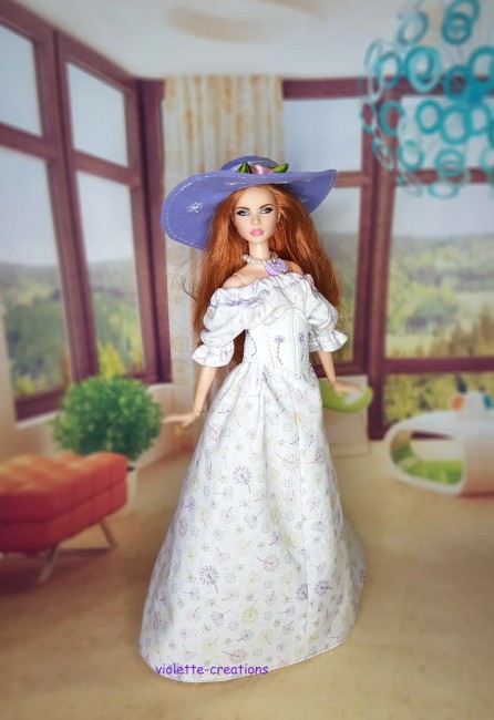 Robe longue romantique avec chapeau violet pour poupée type Barbie Robe longue romantique avec corset blanc et chapeau violet pour poupée type Barbie