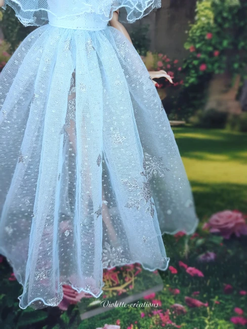 Robe-de-princesse-pour-poupee-type-barbie (4) Détail du tulle bleu clair à motifs flocons de neige argentés et sous-couche en tulle pailleté