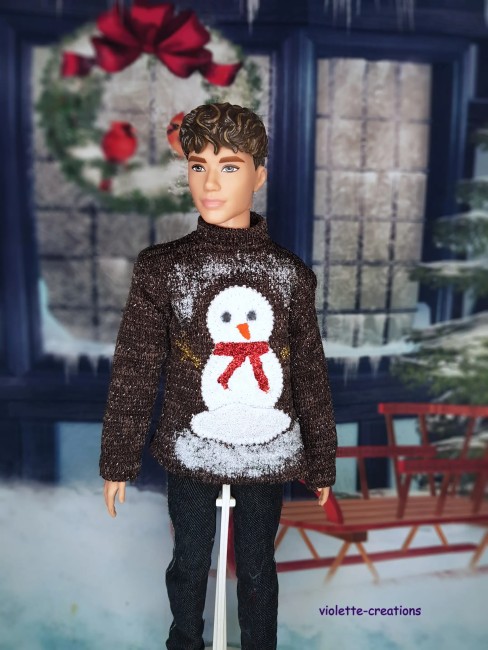 Pull de NoĂ«l en coton pour poupĂ©e Ken â Fait main & motif bonhomme de neige Pull de NoĂ«l pour poupĂ©e Ken en coton, marron avec motif bonhomme de neige, crĂ©ation artisanale Violette-Creations