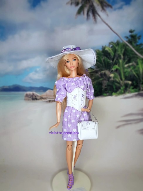 Tenue romantique violette pour poupée type Barbie – robe coton, corset blanc, chapeau et sac Tenue violette romantique avec chapeau et sac pour poupée Barbie