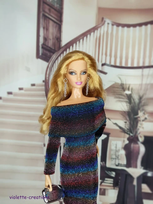 Poupée mannequin portant une robe de soirée fourreau à rayures horizontales multicolores et paillettes