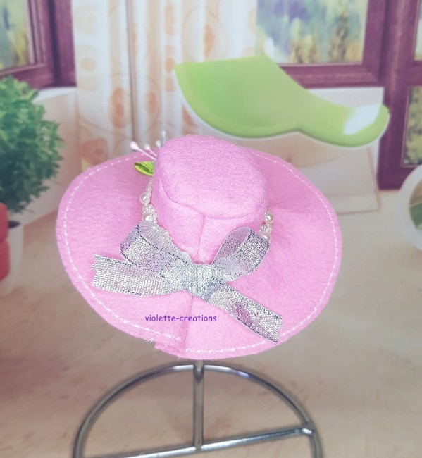 chapeau feutrine rose avec rose et nœud argenté pour poupée Barbie